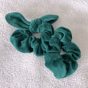 🔴 NEW Body Shop Large Scrunchies